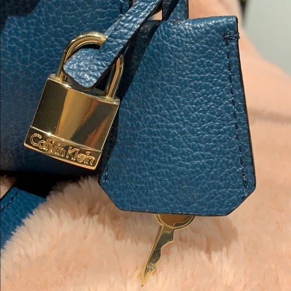 Calvin Klein crossbody bag - Picture 2 of 5